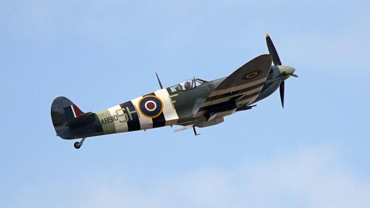 Avião de caça da Segunda Guerra cai na Inglaterra e mata piloto