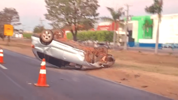 Carro capota e colide com outro em Sinop; dois feridos