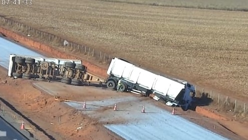 Vagão de carreta tomba e carro capota após acidente na BR-163 em Nova Mutum