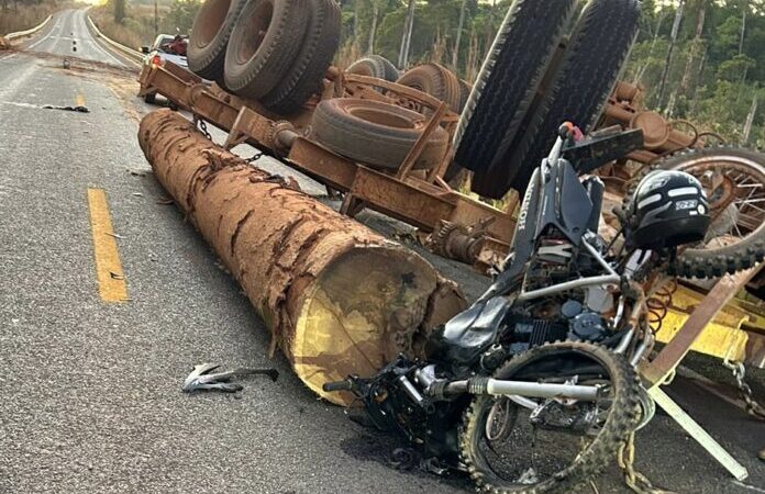 Motociclista morre após bater moto em caminhão carregado com madeira no Nortão