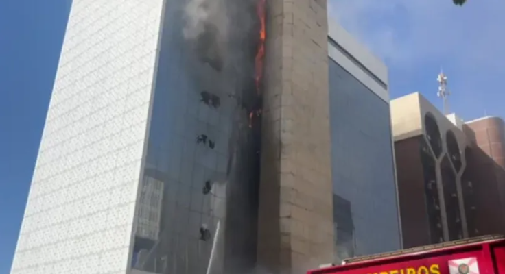 Quatro andares do prédio da OAB foram atingidos por incêndio em Brasília