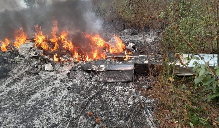 Avião de dois motores cai e explode na zona rural de municipio de MT