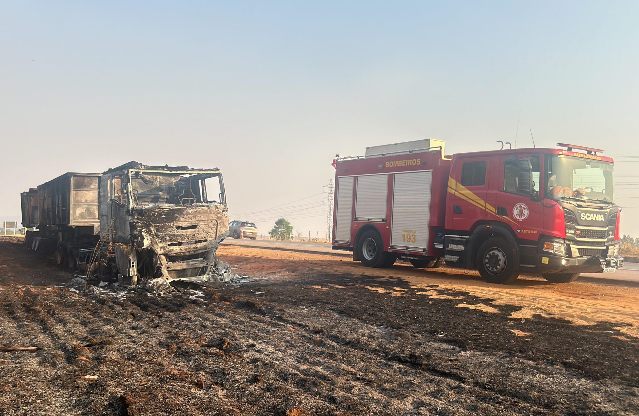 Corpo de Bombeiros combate incêndio em duas carretas carregadas com algodão e areia