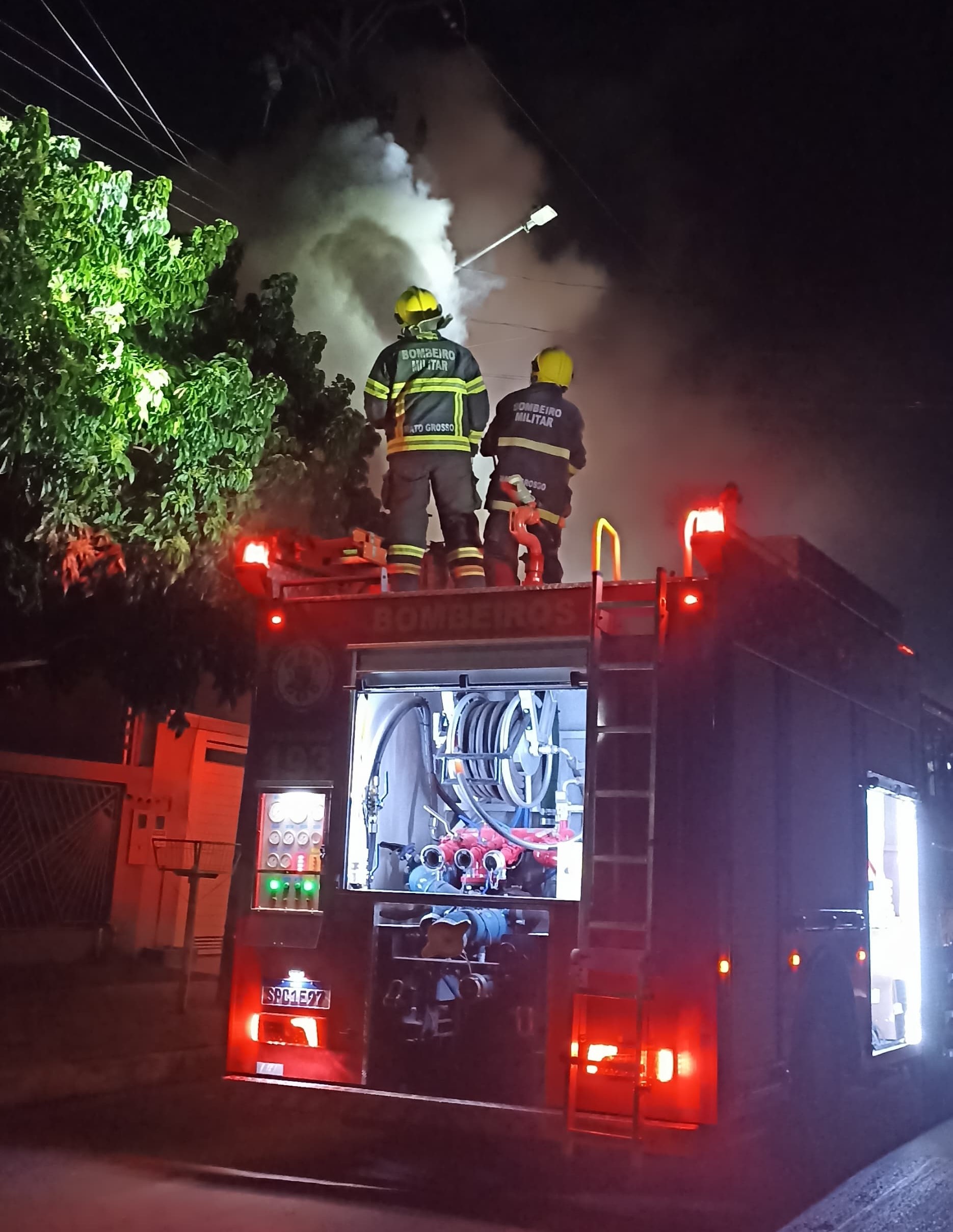 Incêndio em poste de energia elétrica é contido pelo Corpo de Bombeiros Militar