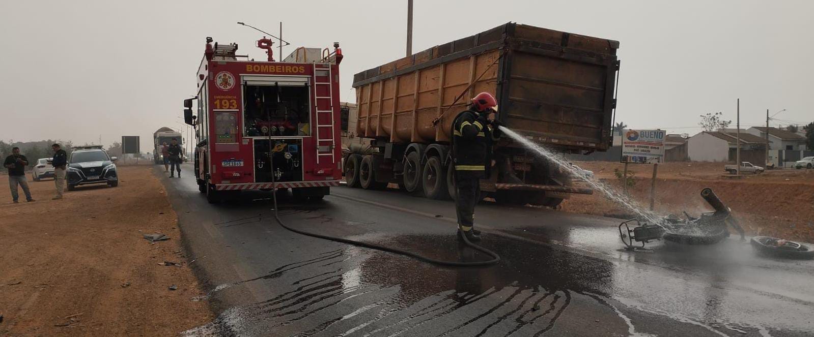 Bombeiros combatem incêndio em motocicleta em Primavera do Leste