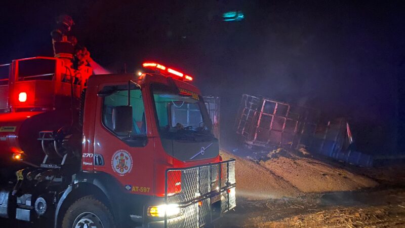 Bombeiros combatem incêndio em caminhão graneleiro que transportava milho