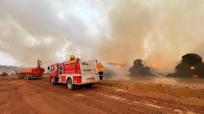 Bombeiros extinguem incêndio de grandes proporções em indústria algodoeira em Sinop