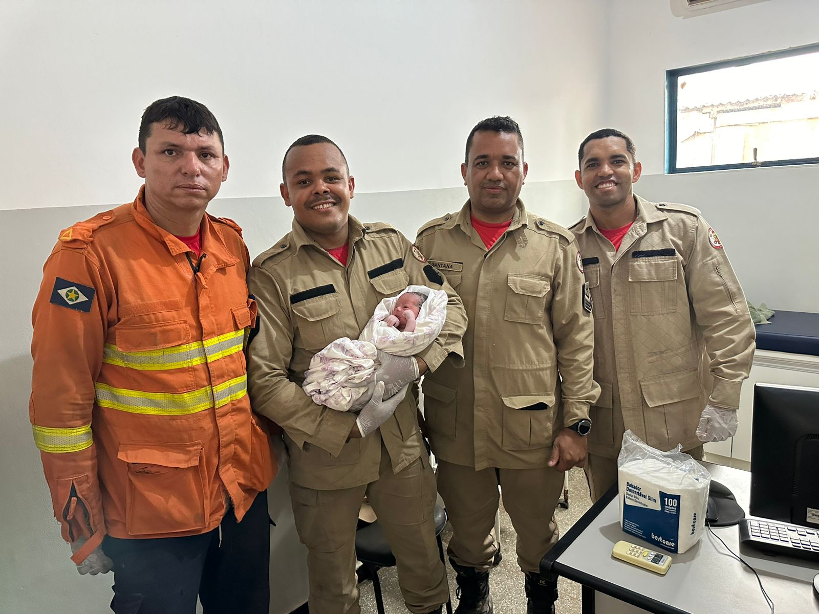 Bombeiros que atuavam no combate a incêndio florestal auxiliam gestante em parto de risco