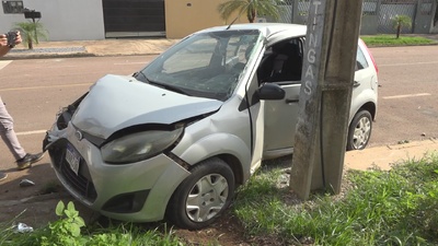 Acidente entre carro e moto termina com duas pessoas feridas em Sinop