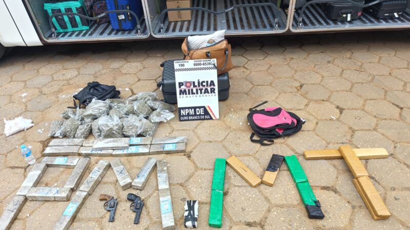 PM detém dupla que transportava 32 tabletes de maconha, 24 pacotes de skank e arma de fogo