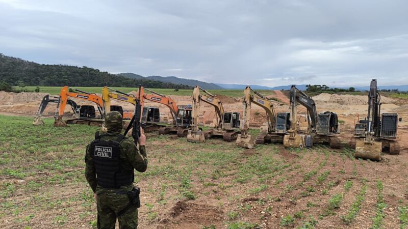 Polícia Civil apreende 9 escavadeiras usadas em garimpo ilegal em fazenda