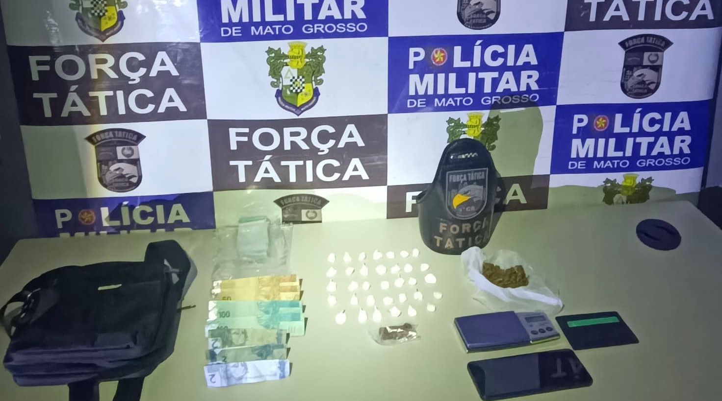 PM prende suspeito por furto de módulos de caminhão e apreende 36 porções de drogas